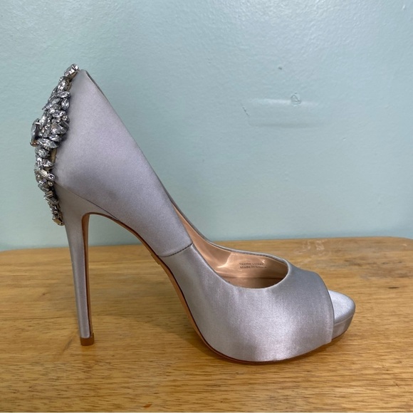 Badgley Mischka Kiara Pumps Heels Embellished Crystals Rhinestone Sz 7 Silver - Picture 3 of 13